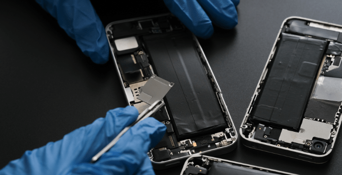 Teknisi Getfix sedang memperbaiki smartphone